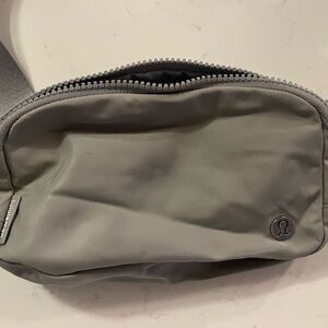Lululemon Everywhere Belt Bag – Light Gray (OS)